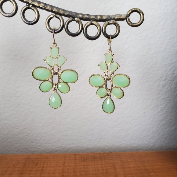 (5/$25) Light Green Dangling Earrings - Picture 1 of 4